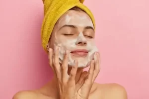 6 Skincare Rutin yang Efektif untuk Kulit Berminyak